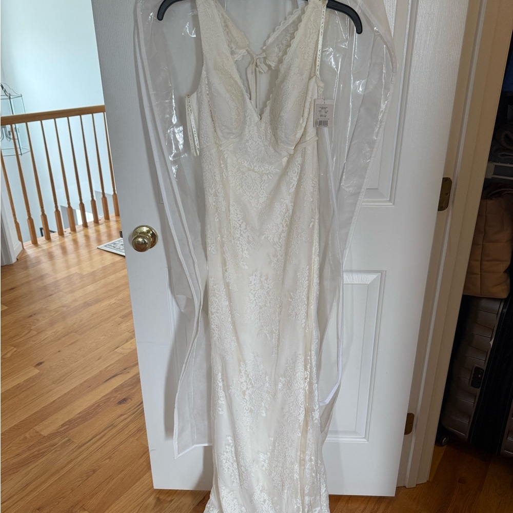 NWT Elegant White Lace Bridal Gown Size 6